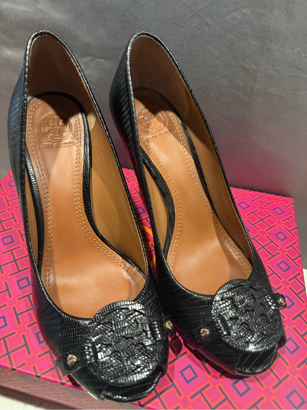 Tory Burch Black Textured Leather Logo Peep-Toe Pumps